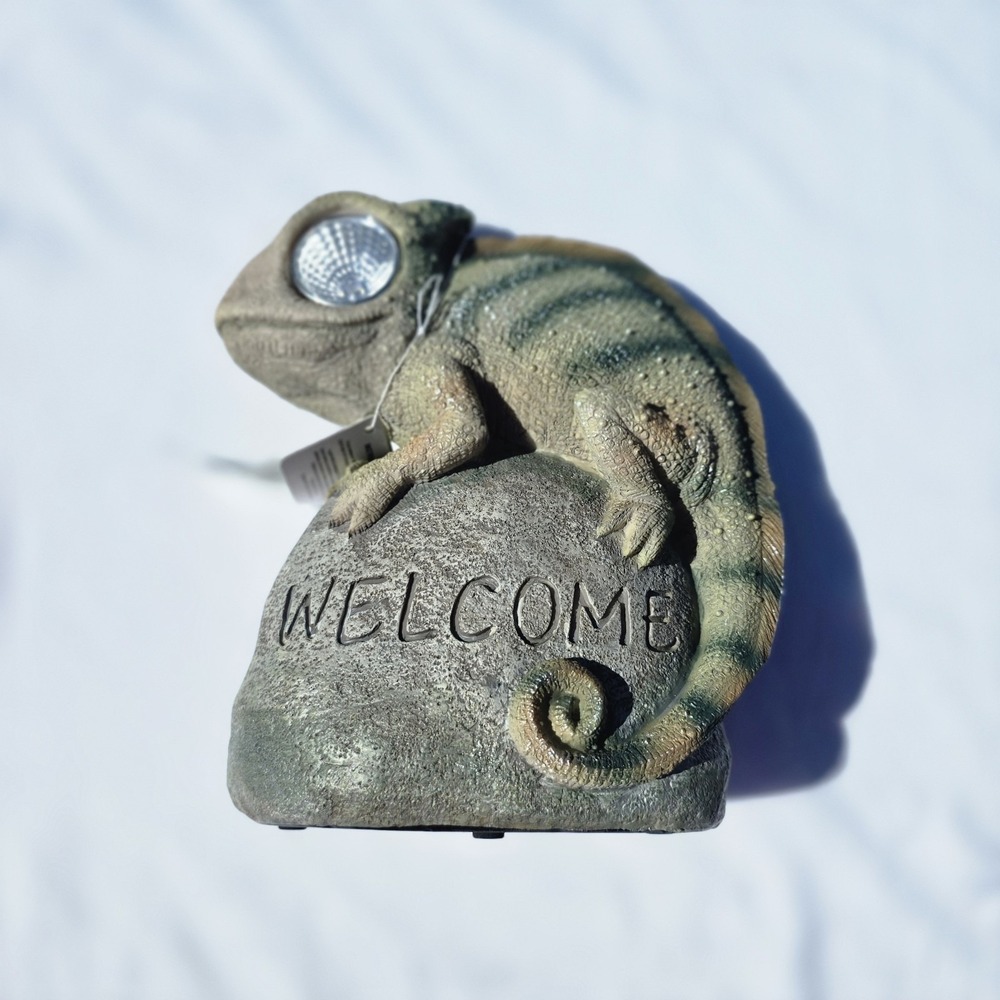 Garden Decor Chameleon Garden Statue Home Solar LED eyes Light Reptile Display